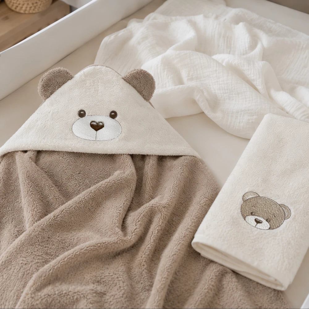 Box regalo neonato Teddy (accappatoio triangolo, asciugamano ricamato e mussola multiuso.)