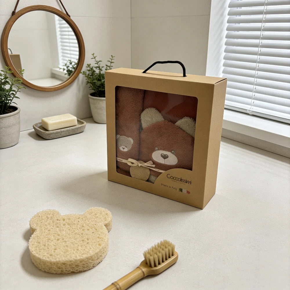 Box regalo neonato Teddy (accappatoio triangolo, asciugamano ricamato e mussola multiuso.)